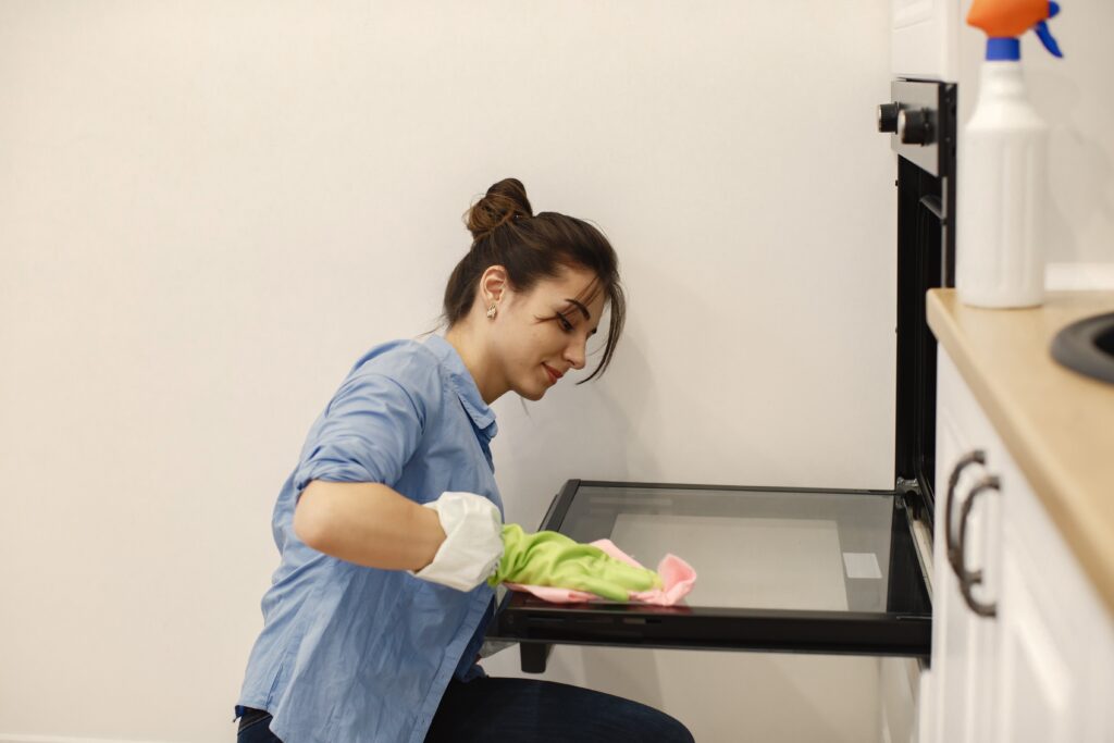 housewife-woking-home-min - kitchen-exhaust-cleaning-portland-or